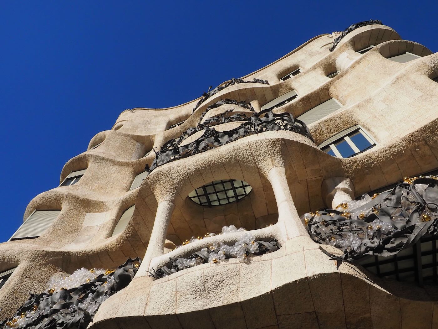 巴賽隆納景點 米拉之家 Casa Milà 的日與夜 夜間屋頂光雕投影秀 - 一口冒險 Bitesized Adventure