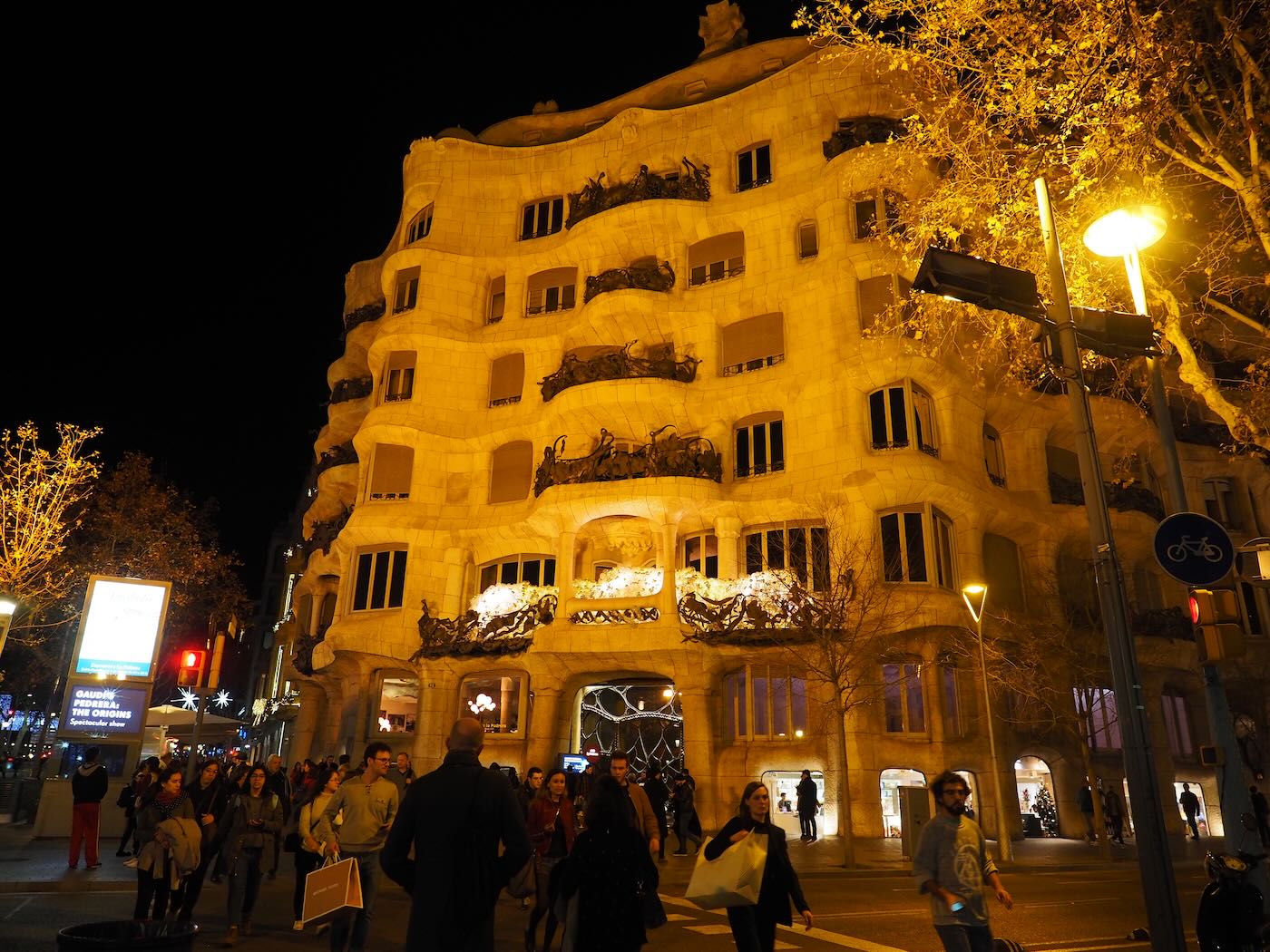 巴賽隆納景點 米拉之家 Casa Milà 的日與夜 夜間屋頂光雕投影秀 - 一口冒險 Bitesized Adventure