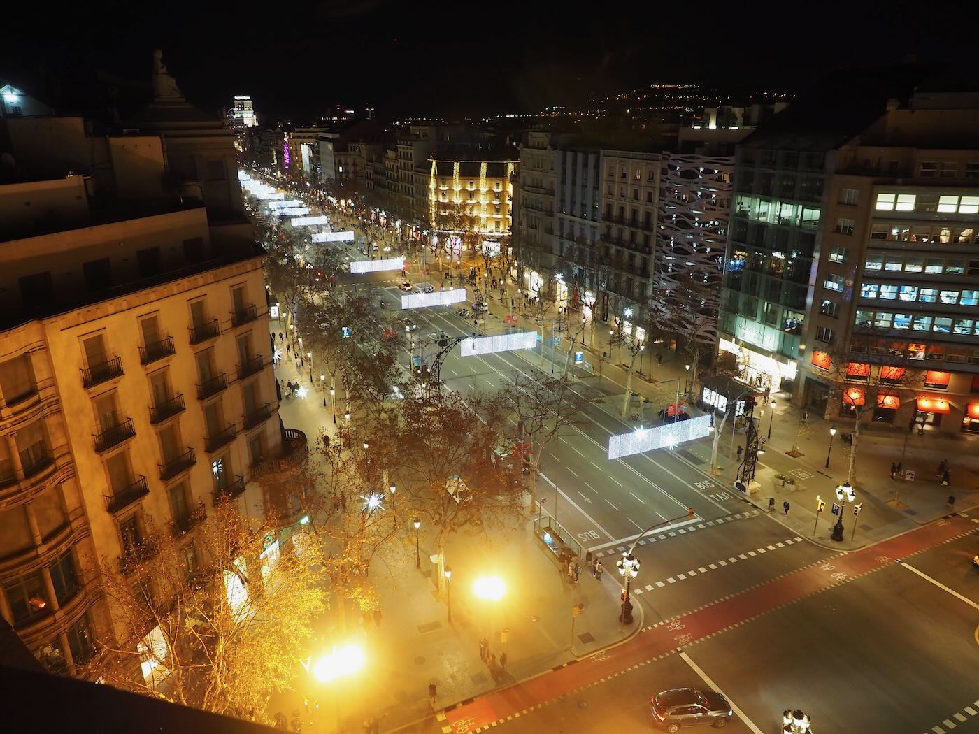 巴賽隆納景點 米拉之家 Casa Milà 的日與夜 夜間屋頂光雕投影秀 - 一口冒險 Bitesized Adventure