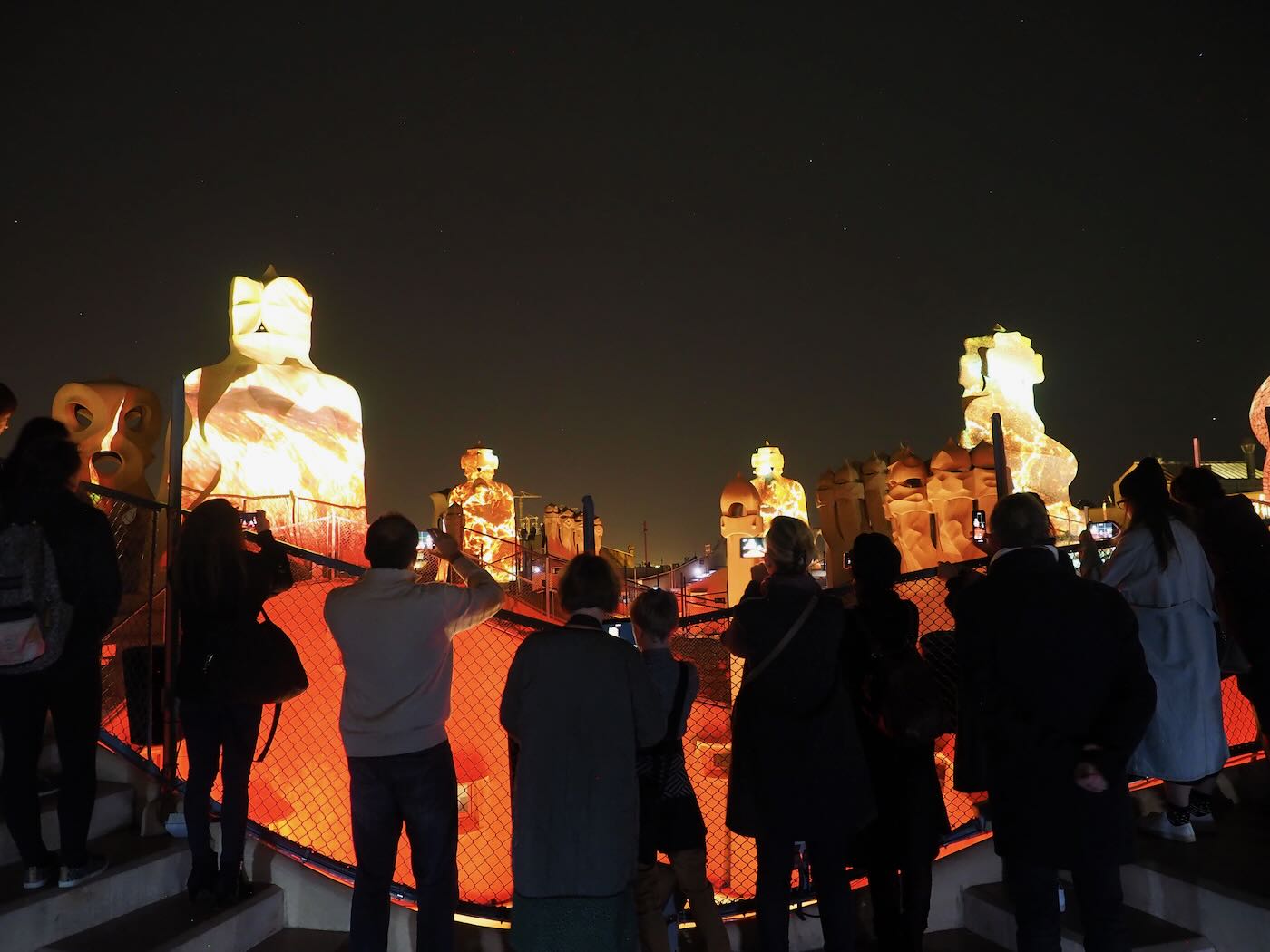 巴賽隆納景點 米拉之家 Casa Milà 的日與夜 夜間屋頂光雕投影秀 - 一口冒險 Bitesized Adventure