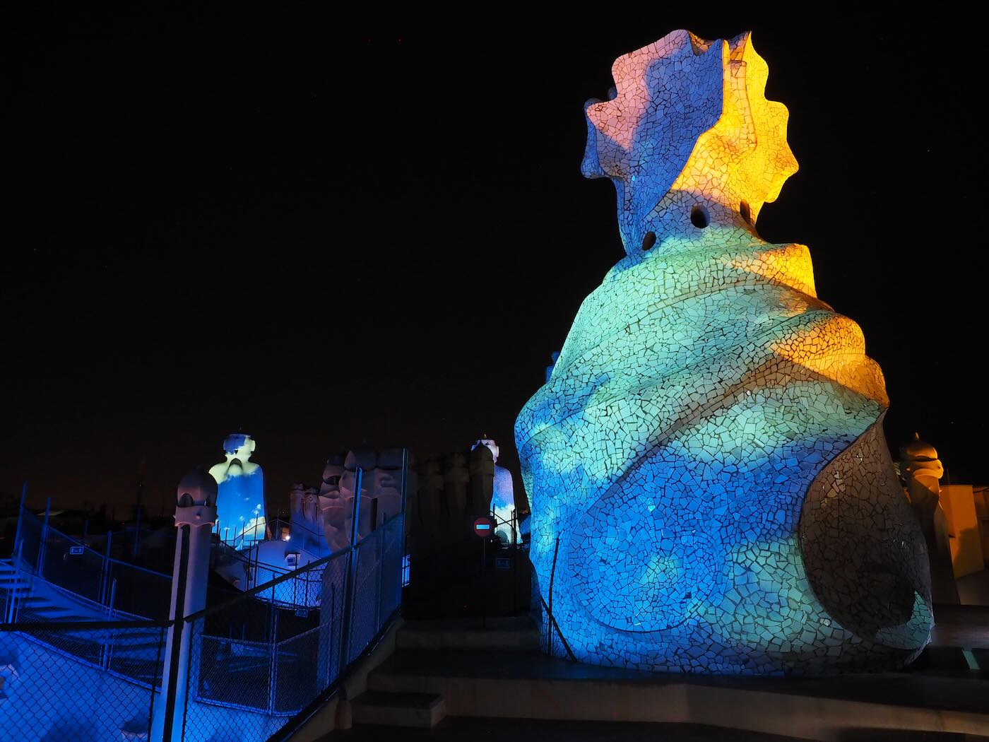 巴賽隆納景點 米拉之家 Casa Milà 的日與夜 夜間屋頂光雕投影秀 - 一口冒險 Bitesized Adventure 巴賽隆納景點 米拉之家 Casa Milà 的日與夜 夜間屋頂光雕投影秀 - 一口冒險 Bitesized Adventure
