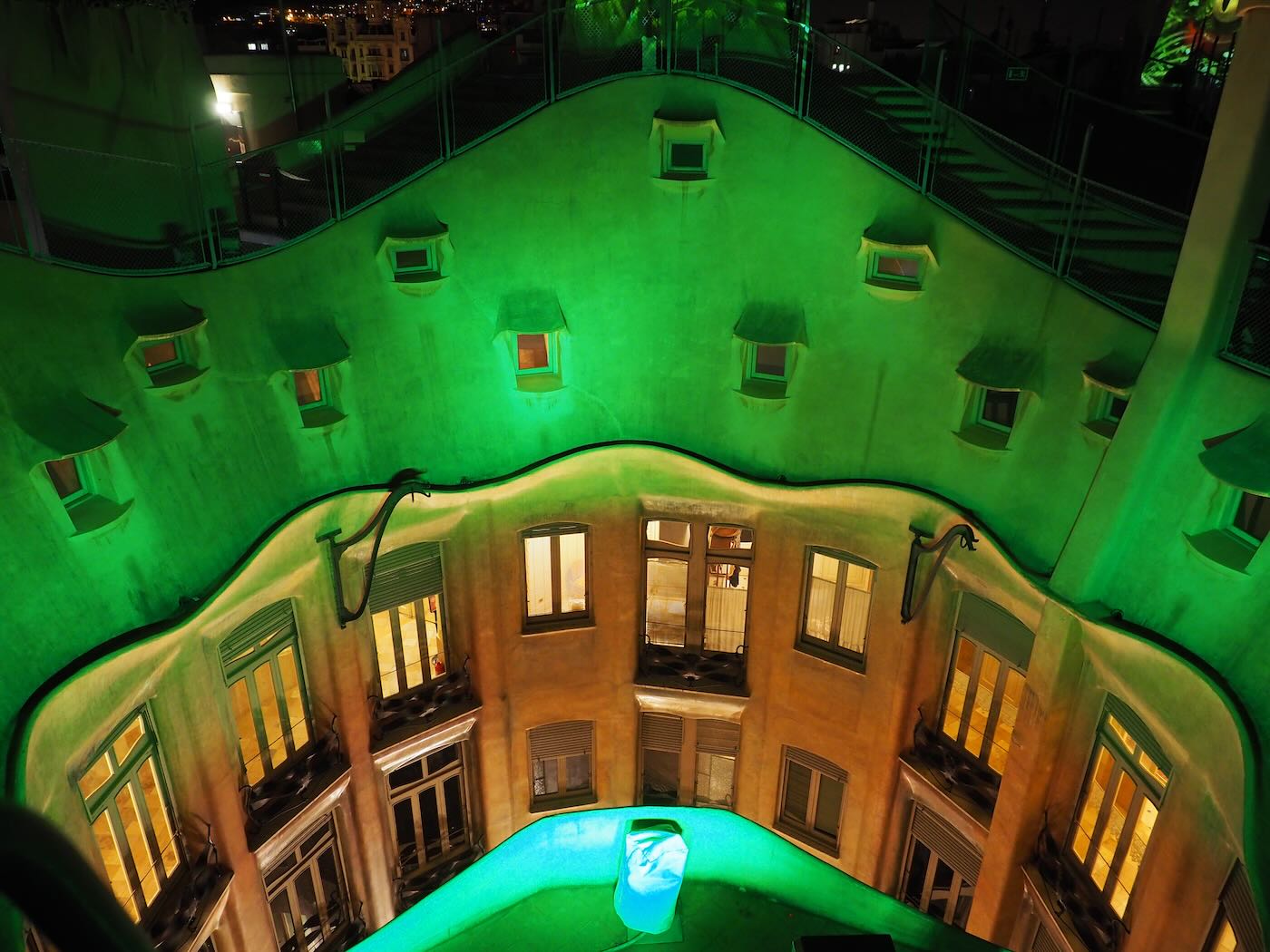 巴賽隆納景點 米拉之家 Casa Milà 的日與夜 夜間屋頂光雕投影秀 - 一口冒險 Bitesized Adventure 巴賽隆納景點 米拉之家 Casa Milà 的日與夜 夜間屋頂光雕投影秀 - 一口冒險 Bitesized Adventure