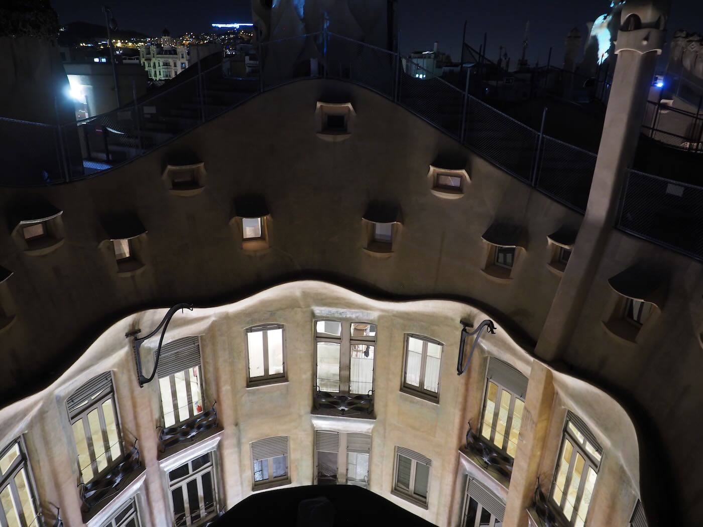 巴賽隆納景點 米拉之家 Casa Milà 的日與夜 夜間屋頂光雕投影秀 - 一口冒險 Bitesized Adventure