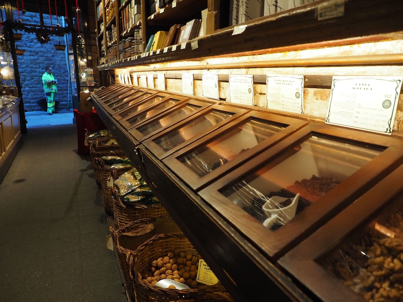 巴賽隆納景點 舊城區 Casa Gispert 百年歷史乾果雜貨店買番紅花 - 一口冒險 Bitesized Adventure 巴賽隆納景點 舊城區 Casa Gispert 百年歷史乾果雜貨店買番紅花 - 一口冒險 Bitesized Adventure