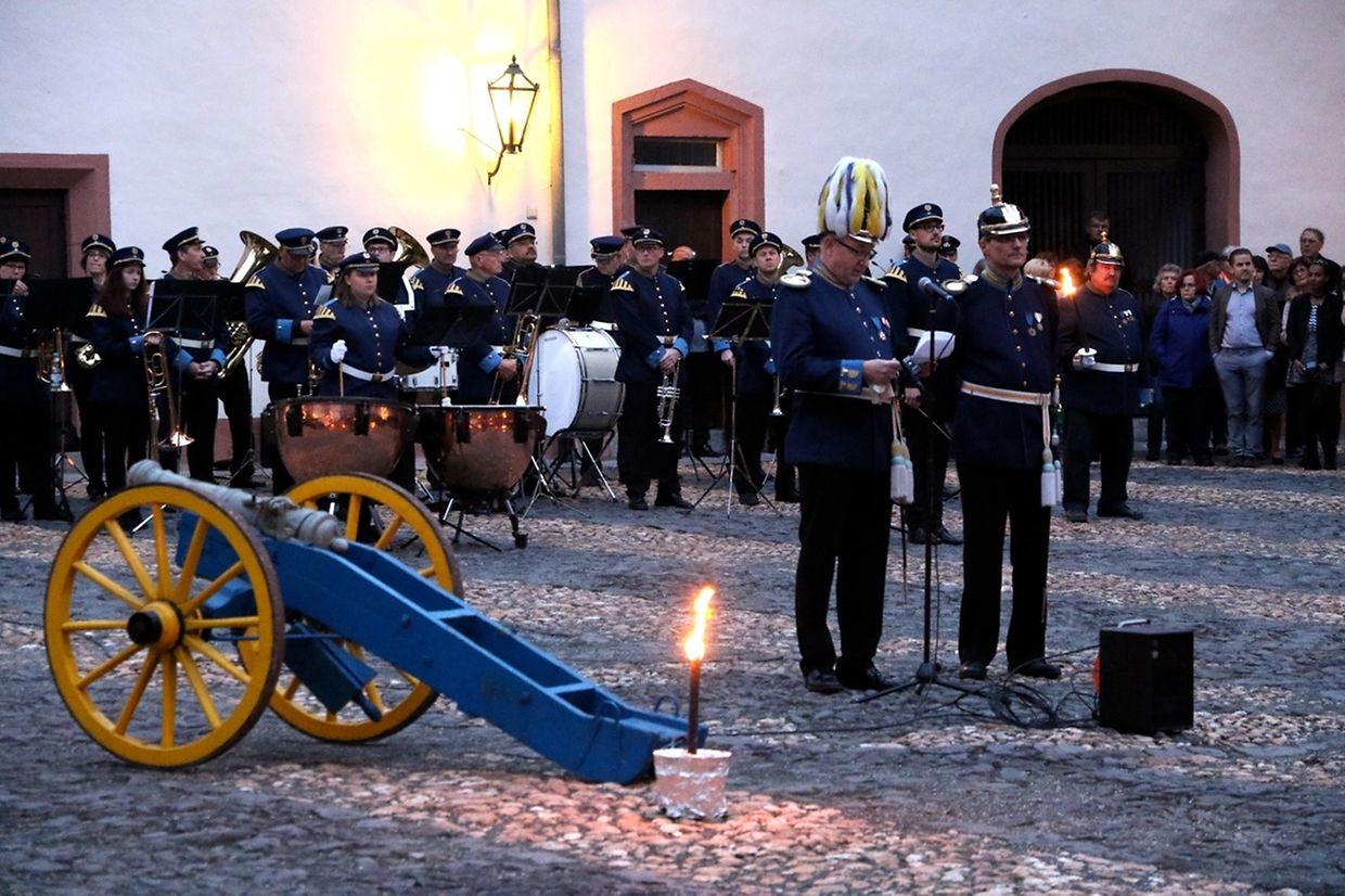 It is similar to the military tattoo ceremony . Weilburg: GroÃŸer Zapfenstreich