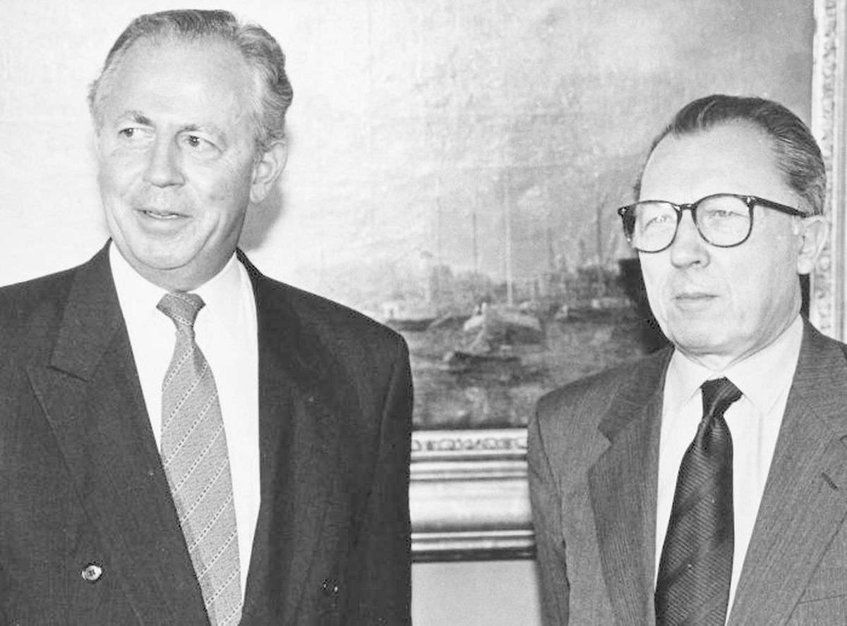 Zunächst einmal handelt es sich bei erinnerungen eines europäers weniger um die memoiren jacques delors, als vielmehr um einen rückblick auf seinen einstieg in die politik und vor allem auf seine zeit in der kommission. Jacques Delors Ist 90