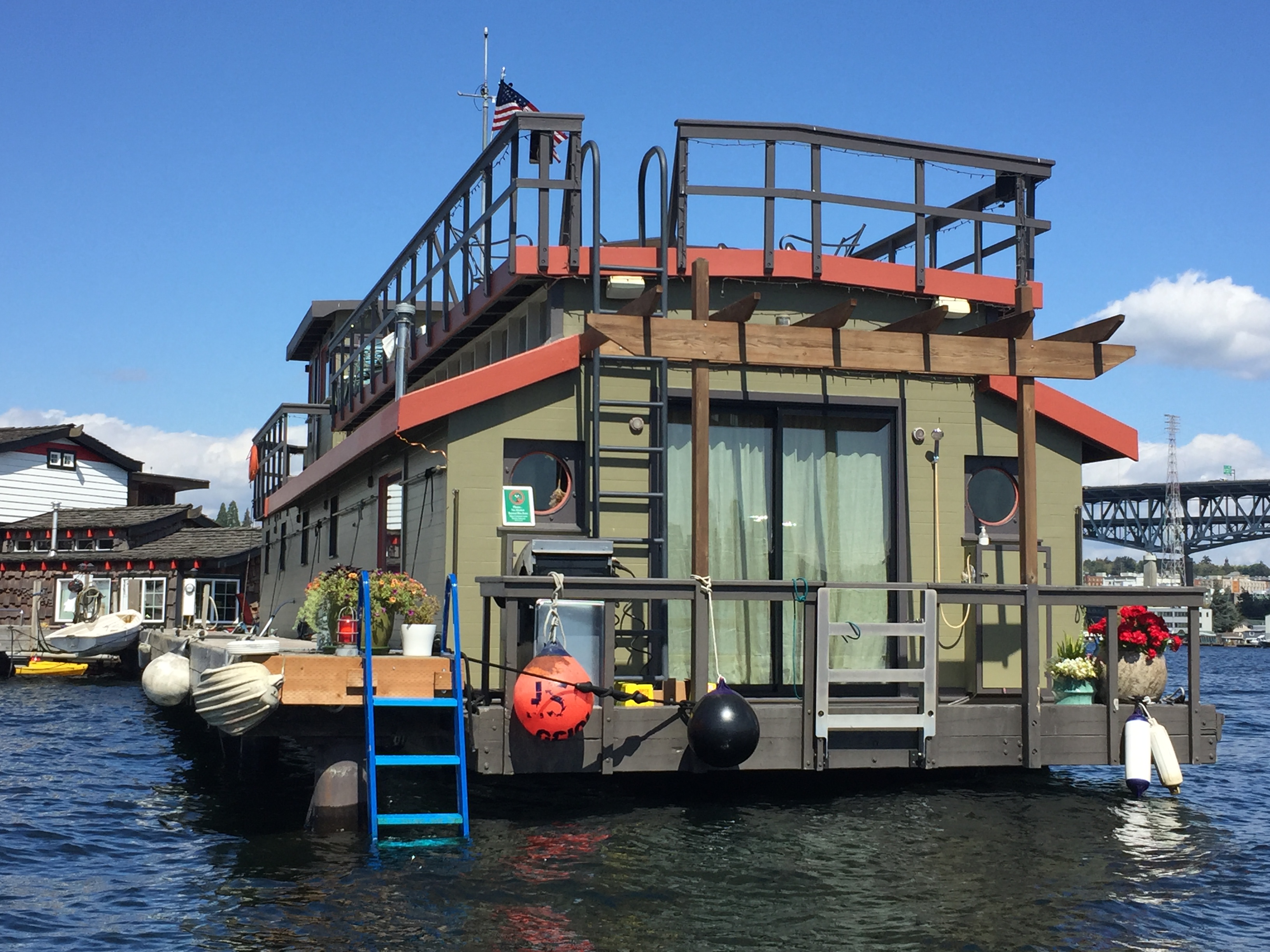 The Duck and the Houseboats of Lake Union Get Going