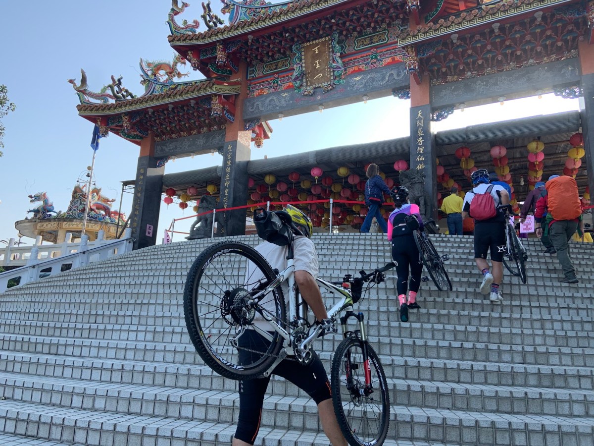 210217-1-bikeholding