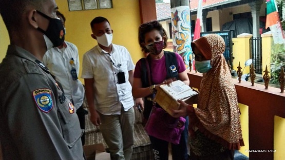 Namun tidak semua lansia bisa dapat bansos pkh, hanya lansia yang memenuhi syarat yang akan mendapatkan bansos rp2,4 juta . Kunjungi Cilendek Timur Dps Bantu Dua Lansia Yang Belum Dapat Bansos Bogor Kita Com