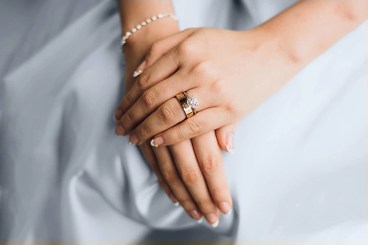 Does engagement ring go on before wedding band? Does engagement ring go on before wedding band?