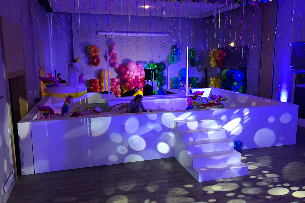 Choisissez la couleur de la piscine, sa taille, les couleurs des . Une piscine Ã  balles pour adultes avec bar intÃ©grÃ© pour une soirÃ©e d