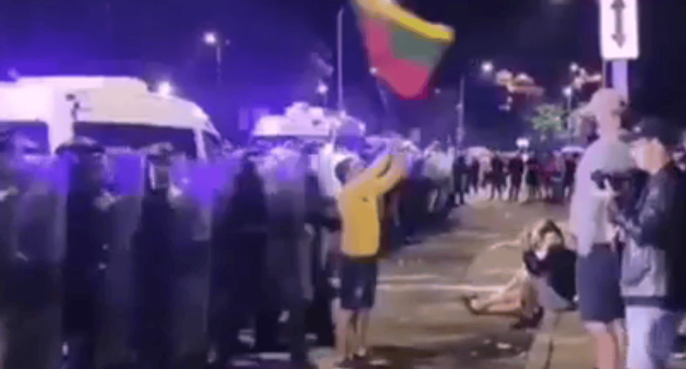 Užfiksuoti vaizdai kaip „tautos priešai“ „užpuolė“ policijos pareigūnus