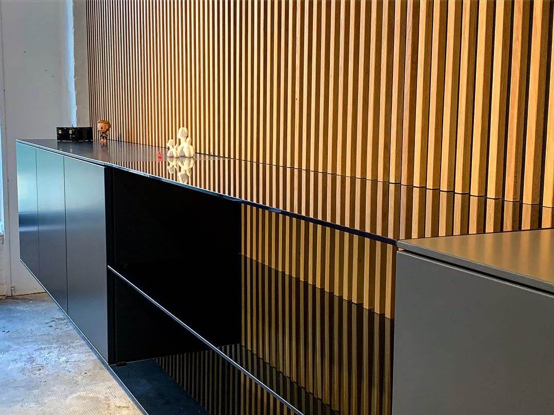To be sure of the correct color, we recommend to use a physical ral color fan deck. RÃ¼ckwand aus Eichenleisten und graulackiertes Sideboard