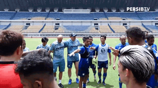Dia hadir ketika tim bermain softball namun hanya duduk menyaksikan . Tim Persib Gif Tim Persib Selebrasi Discover Share Gifs