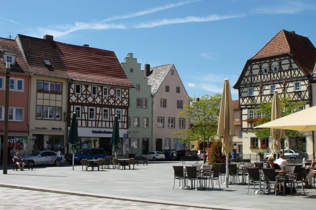 Das sind die besten wanderwege und touren zum wanderziel würzburger haus. Mellrichstadt | Blick auf den Marktplatz von Mellrichstadt