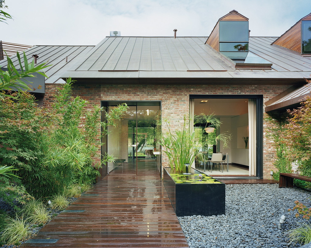 Desain rumah sederhana ala jepang simpel unik dan murah. Austin Modern Lake House- Entry Courtyard | peninsula