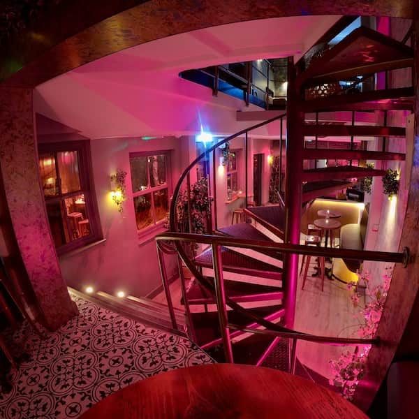 Here's how to break down who gives speeches at weddings. Calluna