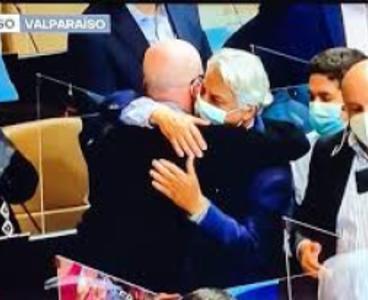 A las 1:25 horas, el diputado naranjo finalizó su alocución para dar inicio a la intervención de la defensa del presidente de la república, por parte del abogado jorge gálvez, quien presenta los argumentos del ejecutivo para desestimar la ac en contra de piñera. Zo9gbwjw0650vm