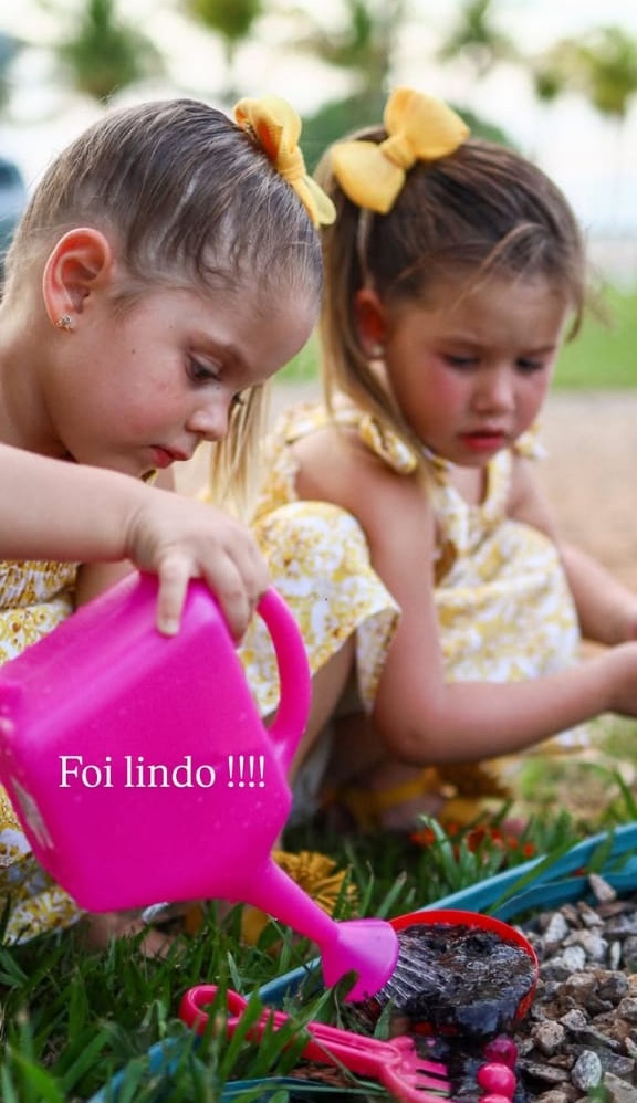 Poliana mostra as netas plantando mudas de plantas - Foto: Instagram