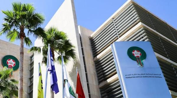 بلاغ الجامعة الملكية المغربية لكرة القدم: قرار &ldquo;الكاف&rdquo; يعزز احترام القوانين ومصداقية المنافسات الإفريقية
