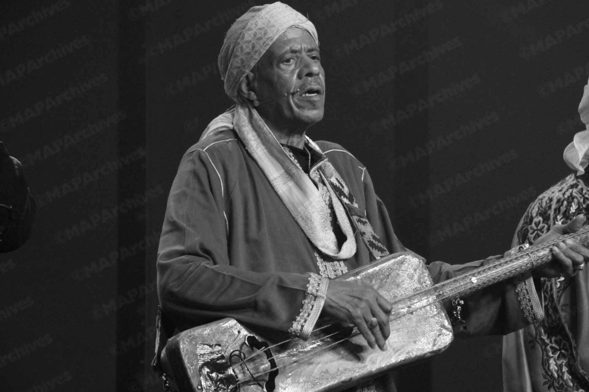 وفاة الفنان الكناوي عزيز باقبو عن عمر ناهز 64 سنة