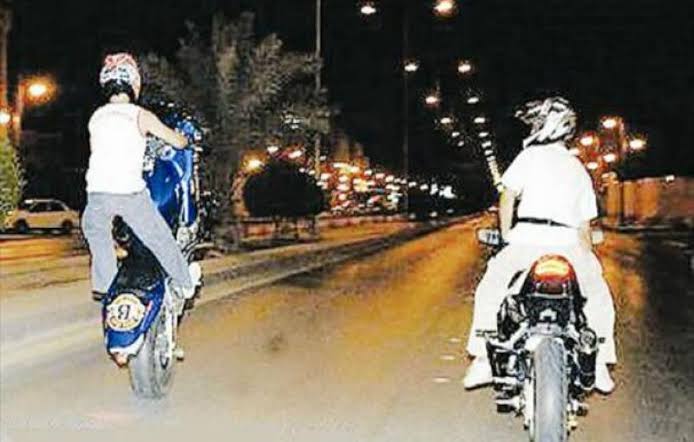الحي الحسني.. توقيف 8 أشخاص للاشتباه في رشق الشرطة بالحجارة وقيادة دراجات بطريقة خطيرة