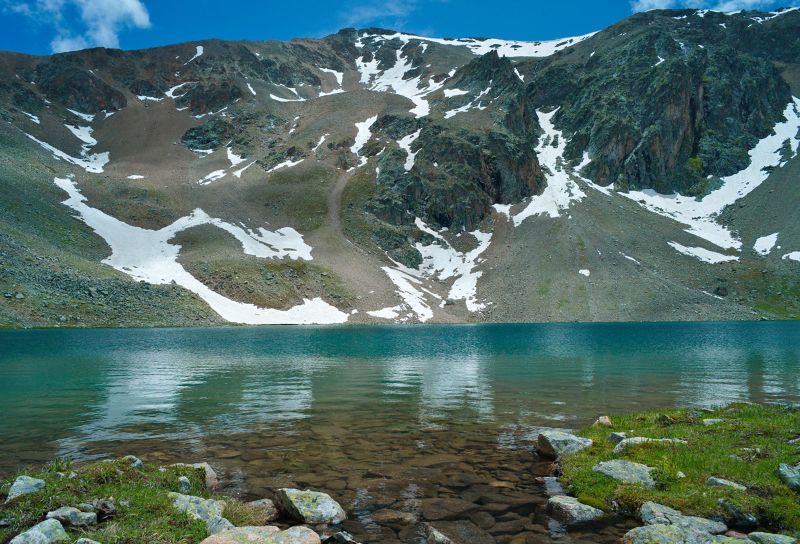 Центр этой живописной территории соединяют три ущелья: Epchik Ozero Chitajte Na Satcher Fish