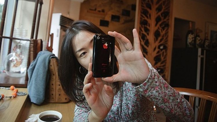 Di bawah ialah contoh gambar mod malam menggunakan kamera sudut lebar dan ultra sudut lebar. Depan Cermin Gambar Orang Pegang Hp Iphone Di Kaca