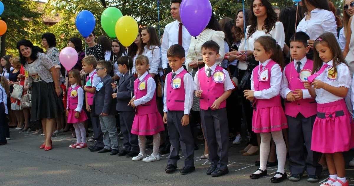 Senatul a votat uniformele școlare obligatorii. USR: „Învățământului chel îi trebuia tichie de mărgăritar”