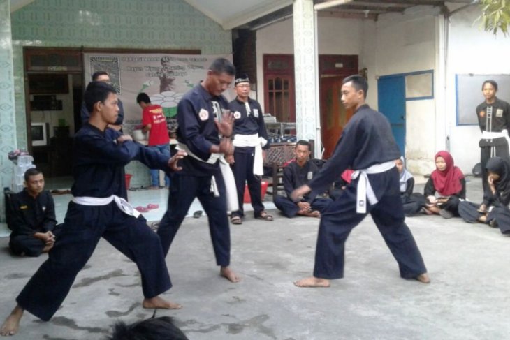 Contoh gerakan pemanasan (warming up) yang dilakukan sebelum latihan psht dilakukan. Siswa Psht Atraksi Pencak Silat Menunggu Berbuka Puasa Antara News Jawa Timur