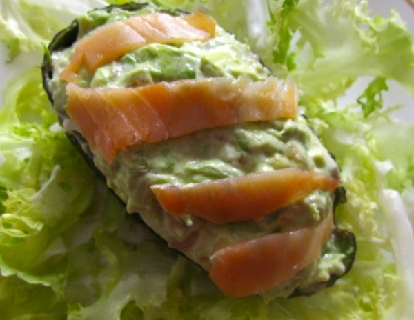 · añade la mahonesa, hasta conseguir unaensaladilla ligada. Aguacates Rellenos De Salmon The Cook Monkeys