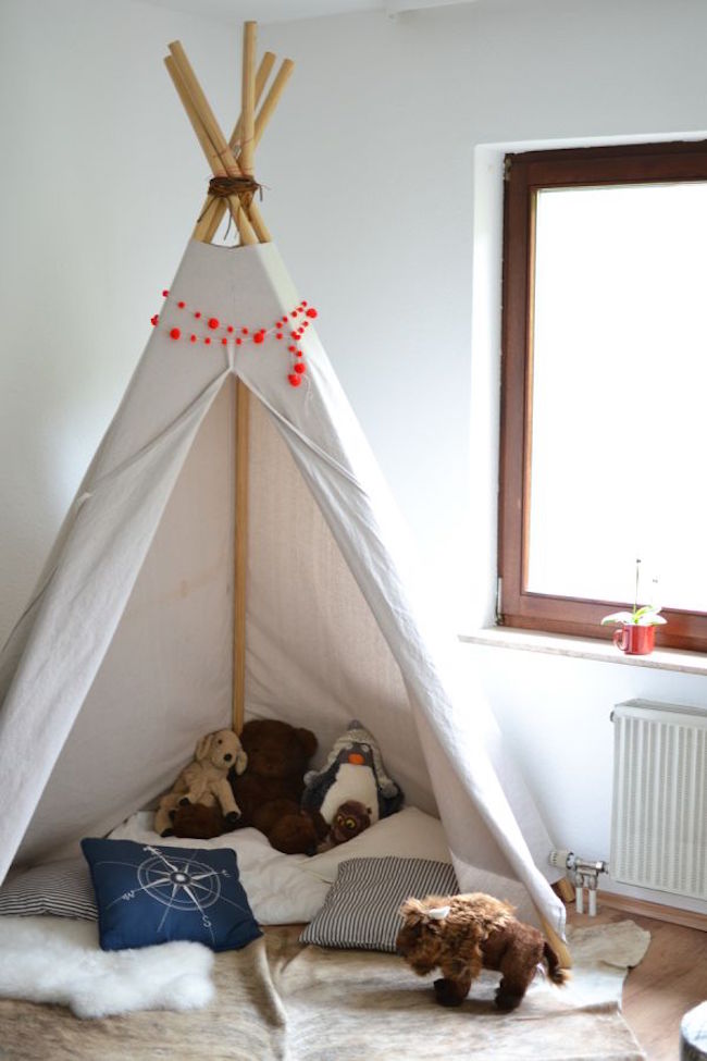 Tienda de campaña para cama infantil + lampara estrellasrosa. 15 Whimsical Teepee Reading Nooks for Kids