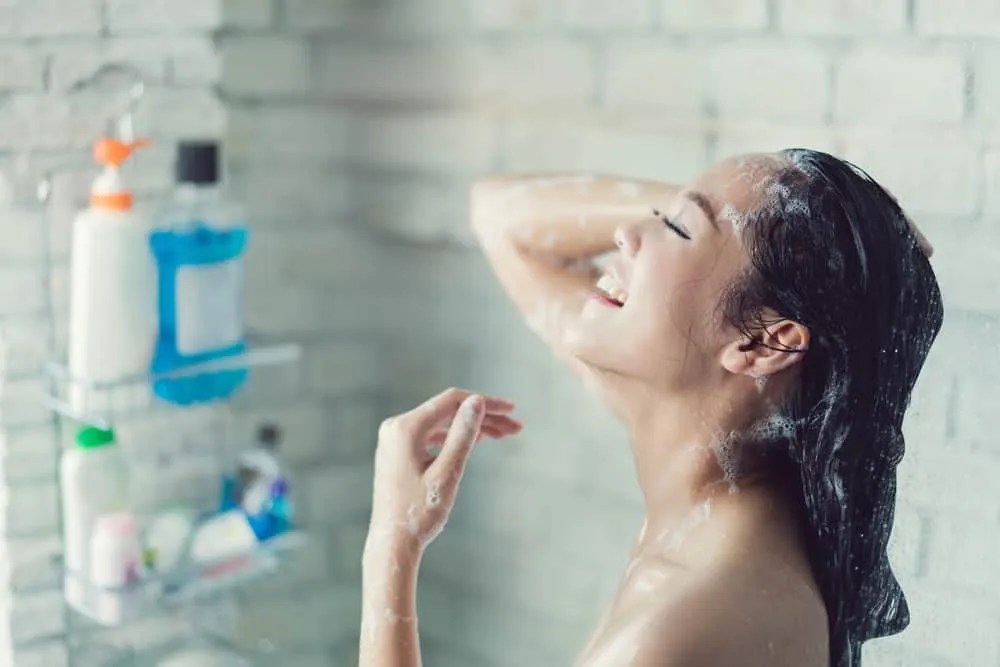 Rambut bisa menjadi lemas atau keriting dan kering, ini . Kerap Bikin Uring Uringan Begini Cara Tepat Mengatasi Rambut Rontok Setelah Melahirkan Hello Sehat