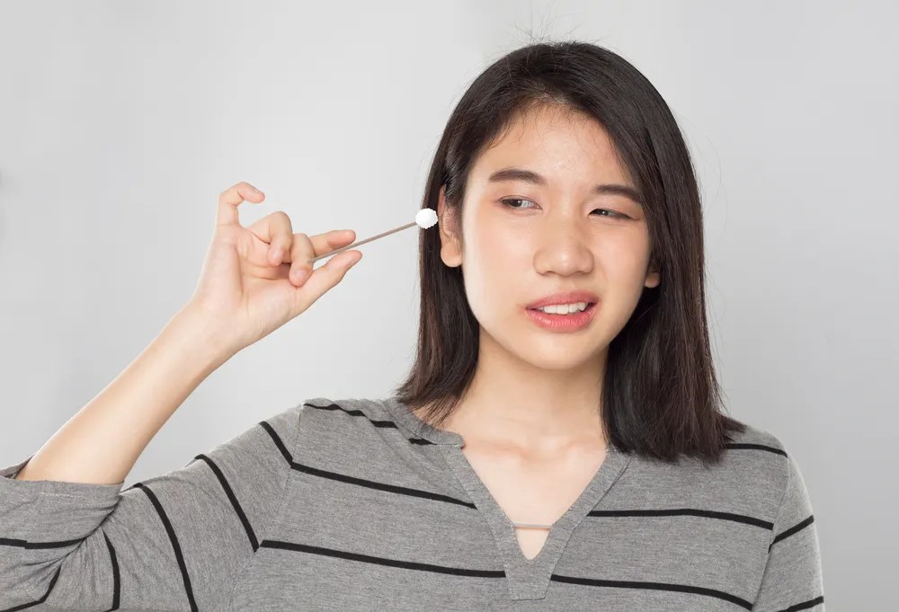 Cara Mengeluarkan Kapas yang Tersangkut di Telinga | Hello Sehat