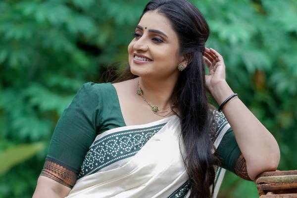 புடவையின் அழகில் மயக்கும் நடிகை சுஜிதாவின் அழகிய போட்டோஸ் புடவையின் அழகில் மயக்கும் நடிகை சுஜிதாவின் அழகிய போட்டோஸ்