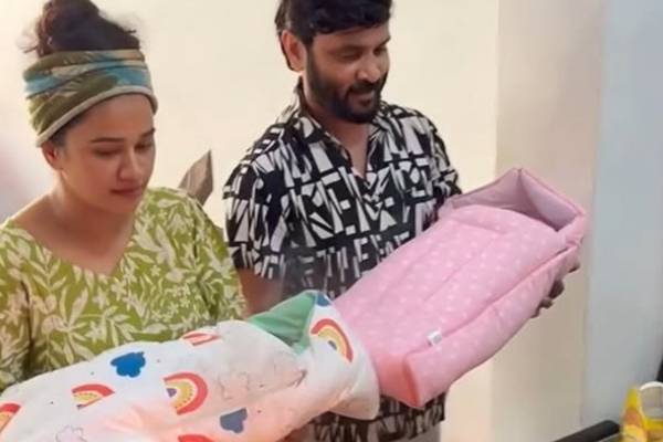 தனது மகள்களை வீட்டிற்கு அழைத்துவந்த கேக் வெட்டி கொண்டாடிய சினேகன்-கன்னிகா… எமோஷ்னல் வீடியோ தனது மகள்களை வீட்டிற்கு அழைத்துவந்த கேக் வெட்டி கொண்டாடிய சினேகன்-கன்னிகா… எமோஷ்னல் வீடியோ