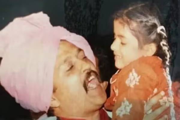 இந்த போட்டோவில் இருக்கும் குழந்தை யார் தெரியுமா?.. Jet வைத்திருக்கும் பிரபல நடிகை! இந்த போட்டோவில் இருக்கும் குழந்தை யார் தெரியுமா?.. Jet வைத்திருக்கும் பிரபல நடிகை!