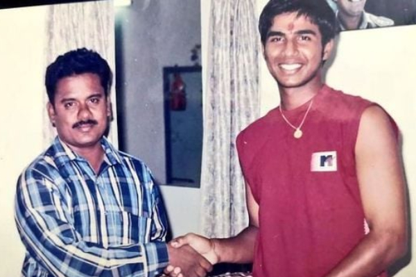 இந்த புகைப்படத்தில் இருக்கும் பிரபல நடிகர் யார் தெரியுமா? அட இவரா..! இந்த புகைப்படத்தில் இருக்கும் பிரபல நடிகர் யார் தெரியுமா? அட இவரா..!