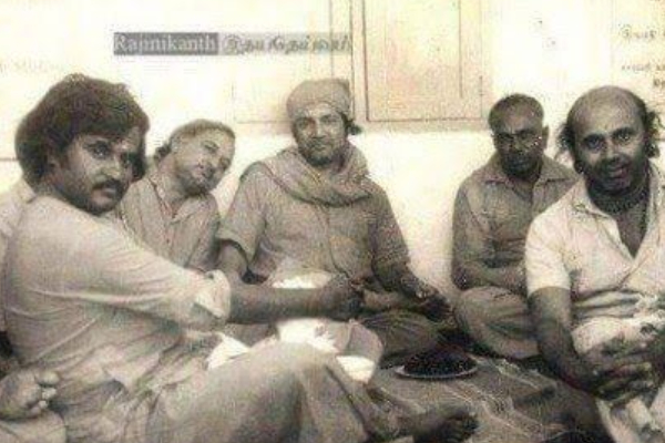 இந்த புகைப்படத்தில் ரஜினிகாந்துடன் ஒரு டாப் நட்சத்திரம் இருக்கிறார்.. யார் என தெரிகிறதா இந்த புகைப்படத்தில் ரஜினிகாந்துடன் ஒரு டாப் நட்சத்திரம் இருக்கிறார்.. யார் என தெரிகிறதா