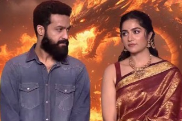 ஜூனியர் NTR அளவுக்கு இல்லை.. நடிகை ருக்மிணி வசந்த் குறித்து மேடையில் பேசிய தயாரிப்பாளர் ஜூனியர் NTR அளவுக்கு இல்லை.. நடிகை ருக்மிணி வசந்த் குறித்து மேடையில் பேசிய தயாரிப்பாளர்
