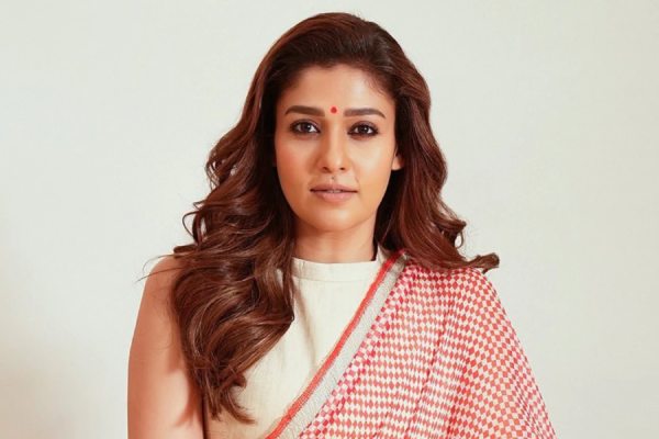 லேடி சூப்பர்ஸ்டார் பட்டம் எனக்கு வேண்டாம்.. நயன்தாரா வெளியிட்ட அறிக்கை லேடி சூப்பர்ஸ்டார் பட்டம் எனக்கு வேண்டாம்.. நயன்தாரா வெளியிட்ட அறிக்கை