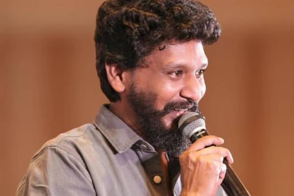 முன்னணி இயக்குனராக இருக்கும் லோகேஷ் கனகராஜ் அப்பா என்ன வேலை செய்கிறார் தெரியுமா? முன்னணி இயக்குனராக இருக்கும் லோகேஷ் கனகராஜ் அப்பா என்ன வேலை செய்கிறார் தெரியுமா?