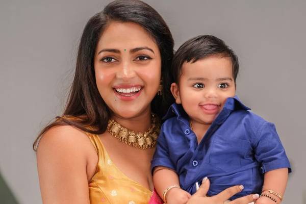 தனது மகனுடன் நடிகை அமலா பால் எடுத்த சில கியூட் போட்டோஸ் தனது மகனுடன் நடிகை அமலா பால் எடுத்த சில கியூட் போட்டோஸ்