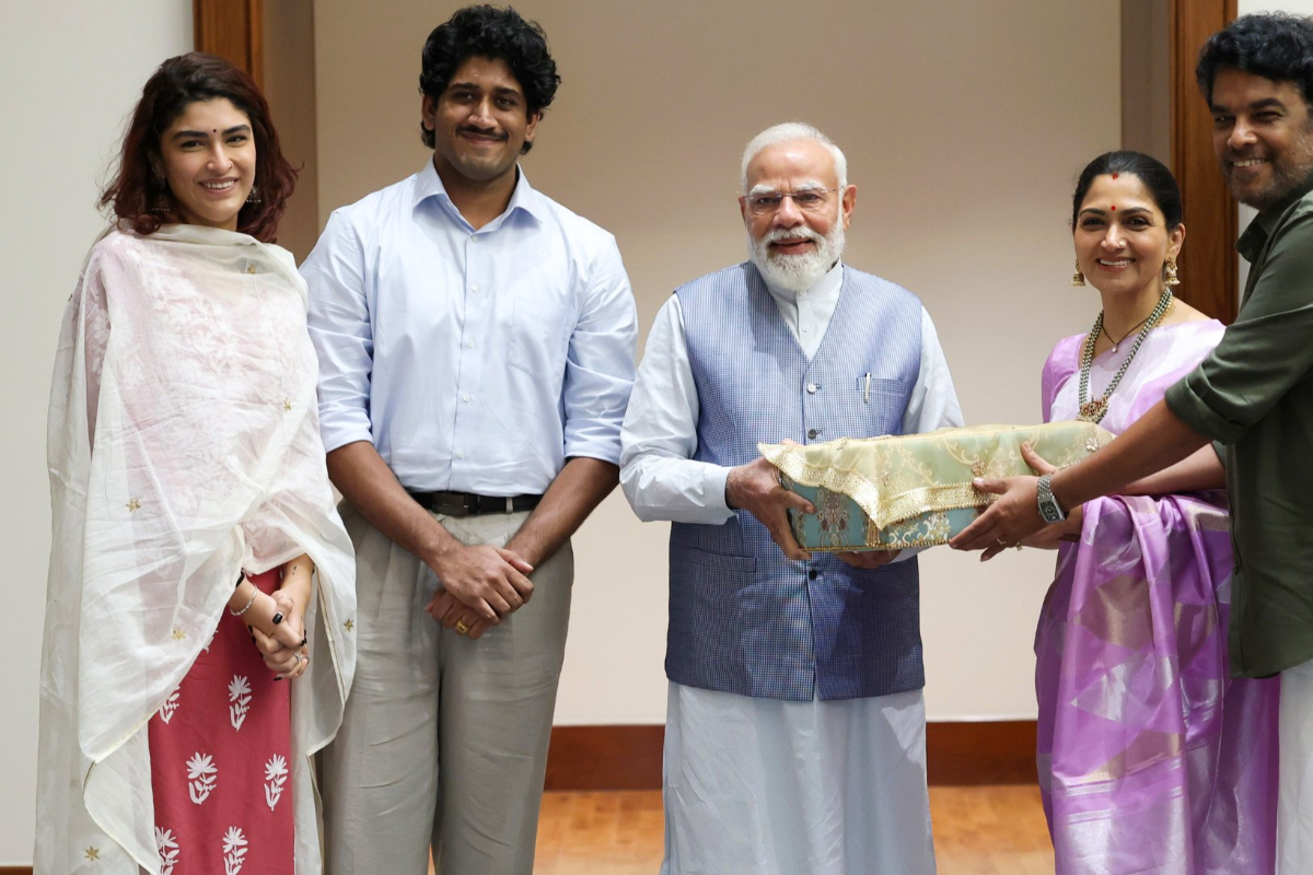 குஷ்பு மகளுக்கு திருமணம்.. மாப்பிள்ளை யார் பாருங்க! பிரதமர் மோடிக்கு நேரில் அழைப்பிதழ் குஷ்பு மகளுக்கு திருமணம்.. மாப்பிள்ளை யார் பாருங்க! பிரதமர் மோடிக்கு நேரில் அழைப்பிதழ்