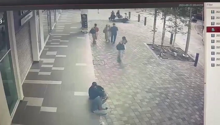 دفنت حية.. فيديو يرصد لحظة سقوط سيدة في حفرة بعمق 8 أمتار