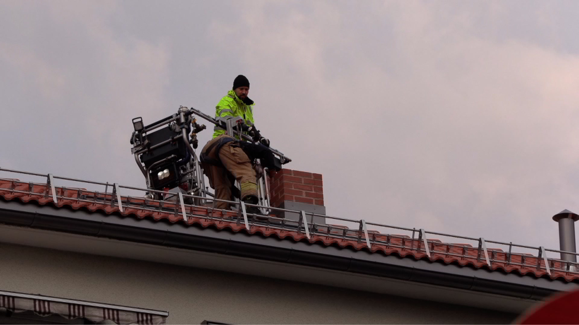 Photoline / ntb advokat arvid sjødin er glad for at en . MÃ¥tte fjerne pipe etter trolig lynnedslag