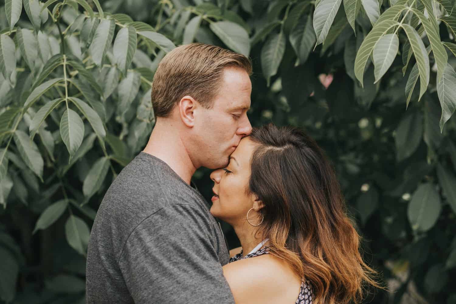 Check out 40 small things that bring true happiness to couples, from cooking each other dinner to surprise hugs. 13 Simple Things Happy Couples Do Every Day
