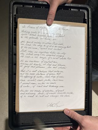 Un trozo de papel con el poema.