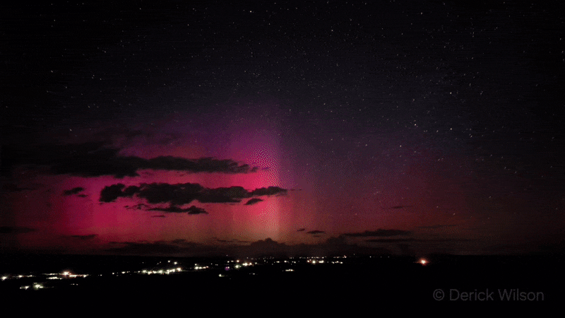 Animación de GIF que muestra auroras rojas bailando en el cielo