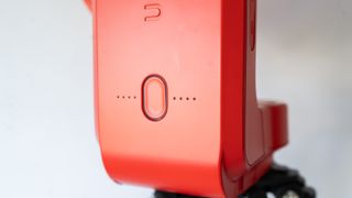 Telescopio inteligente Unistellar Odyssey Pro sobre un fondo blanco.